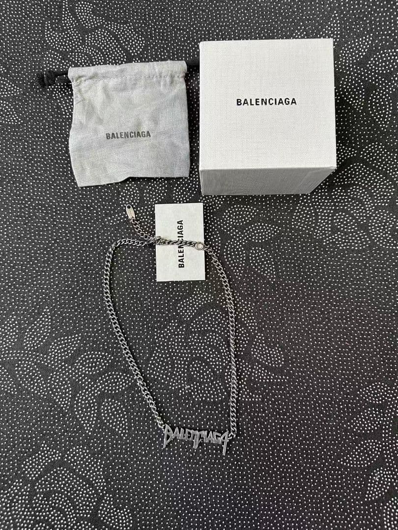 BALENCIAGA ロゴネックレス シルバー
