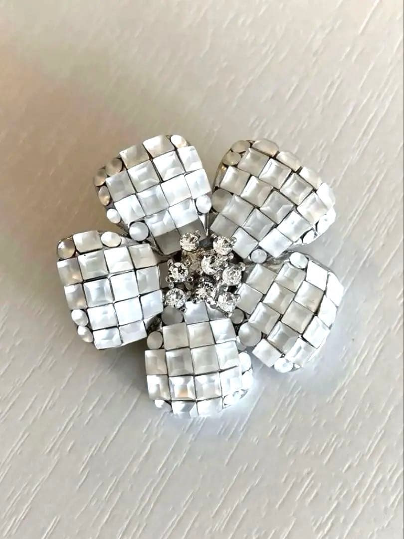 【美品】FOXEY フォクシー お花 ブローチ ホワイト 袋付き