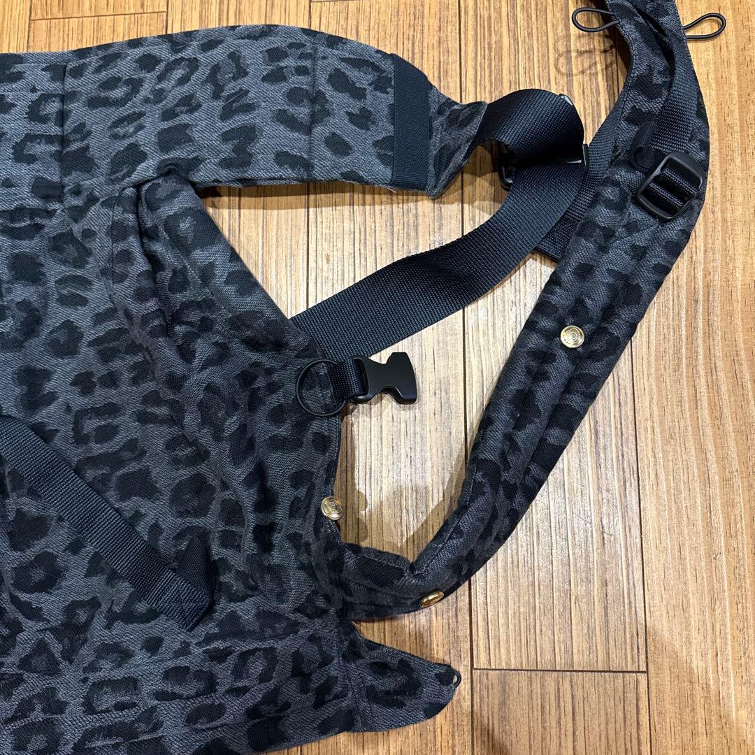 アーティーポッペ 抱っこ紐 ヒョウ柄 レオパード - メルカリ