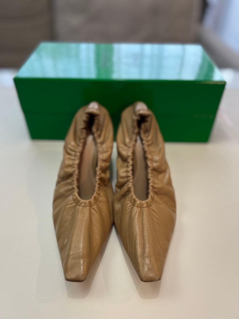 BOTTEGA VENETA アーモンドパンプス