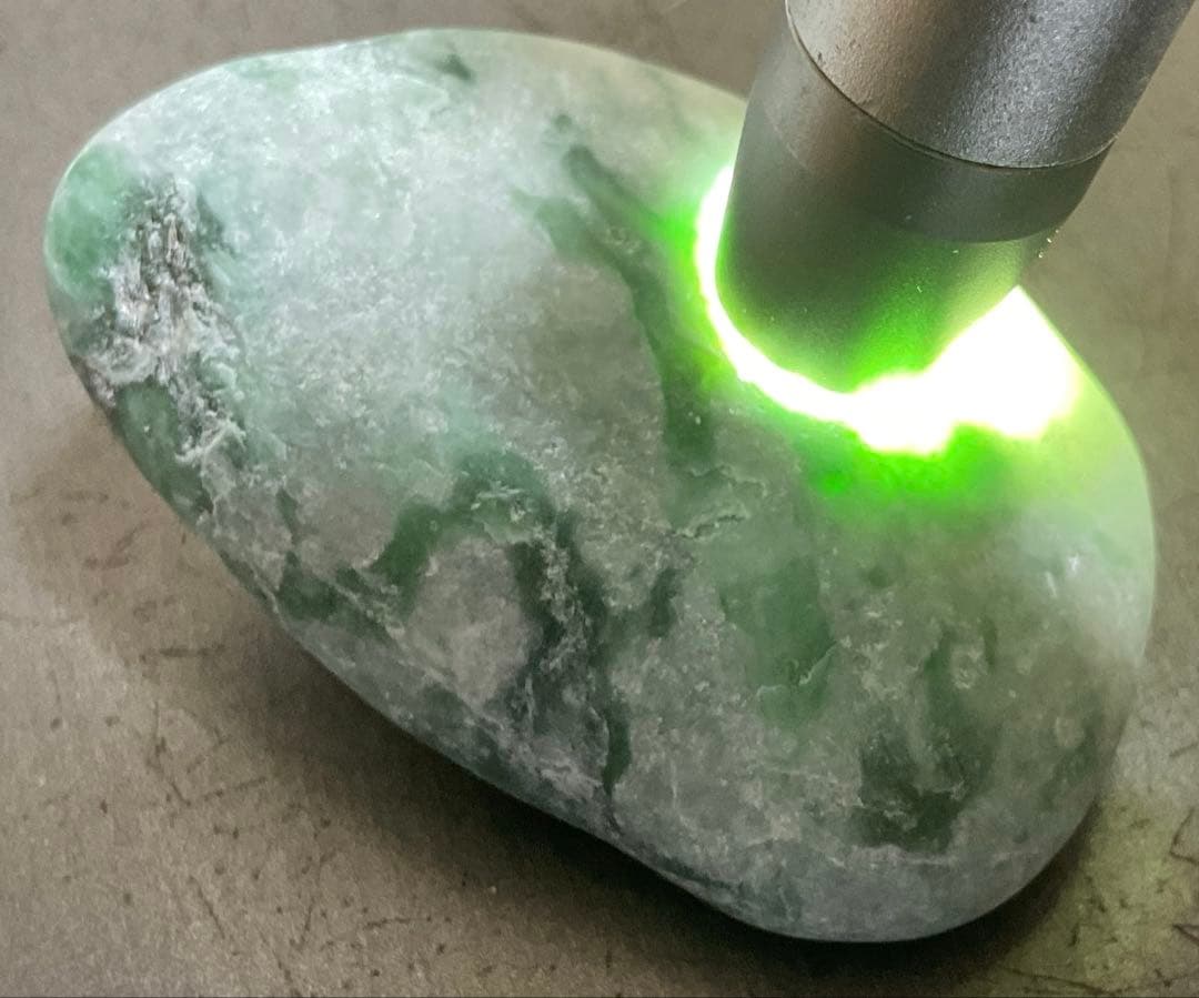 白地に緑色 糸魚川翡翠20g ヒスイ ひすい - メルカリ