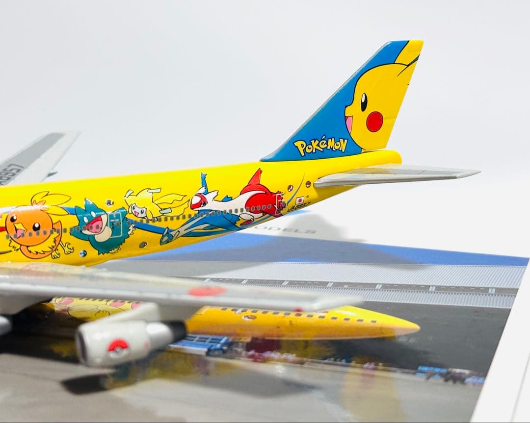 全日空商事 1/400 B747-400 ピカチュウジャンボ NH40010 - メルカリ