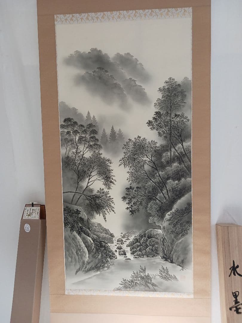 水墨山水、絹地に吉川翠香の手書き作 尺八立、表装桐箱入り、送料無料です