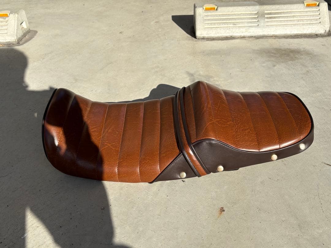 NC39 NC42 鋲打ち 茶ツートン タックロールシートCB400SF 楽天市場】NC39 NC42 鋲打ち 茶ツートン タックロールシート
