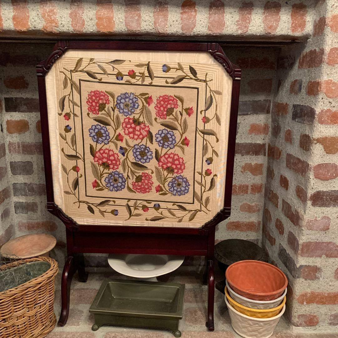 フランスパーテーション、テーブル