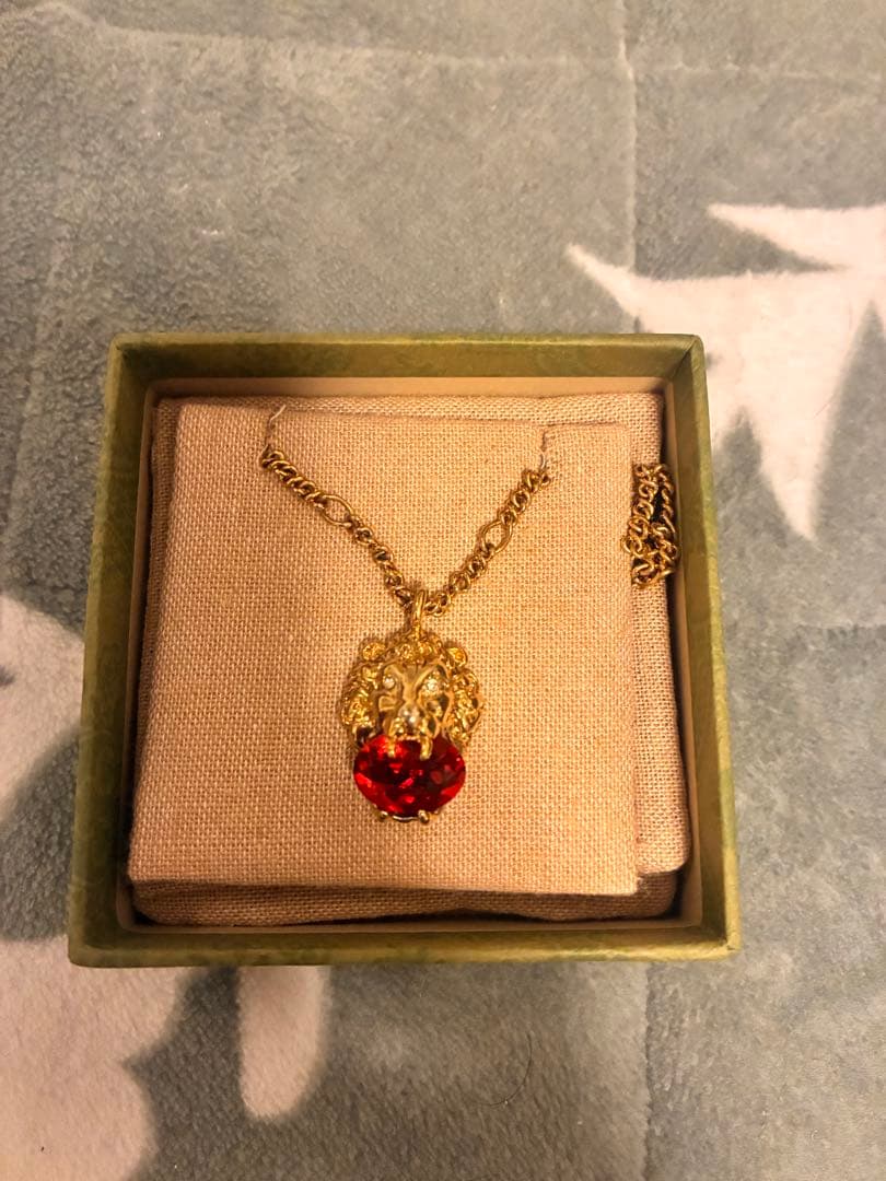 GUCCI ライオンヘッド　ストーン付きネックレス