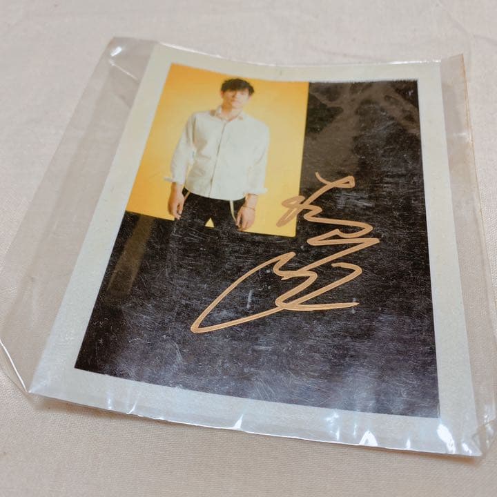 松山ケンイチ 直筆サイン入りポラロイド - メルカリ