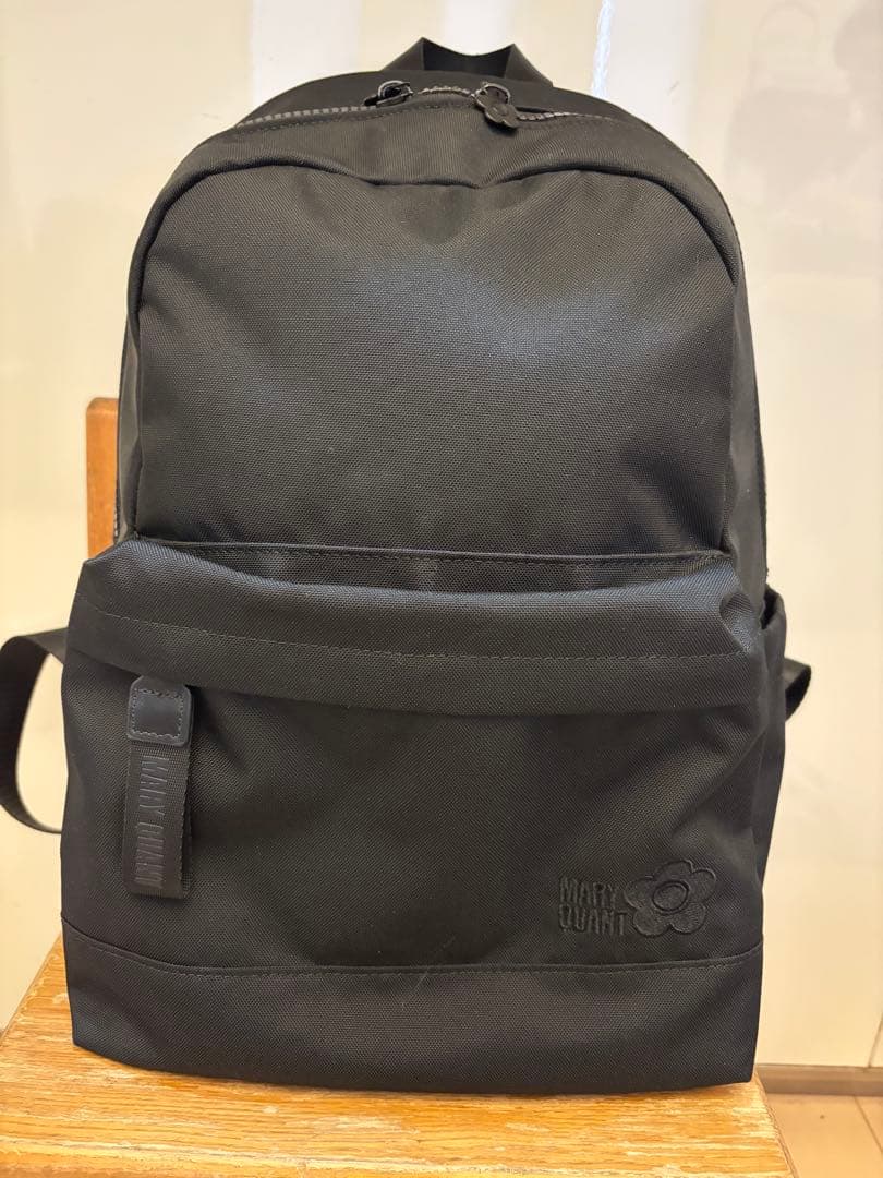 マリークワント　オールブラックシンプルロゴリュック