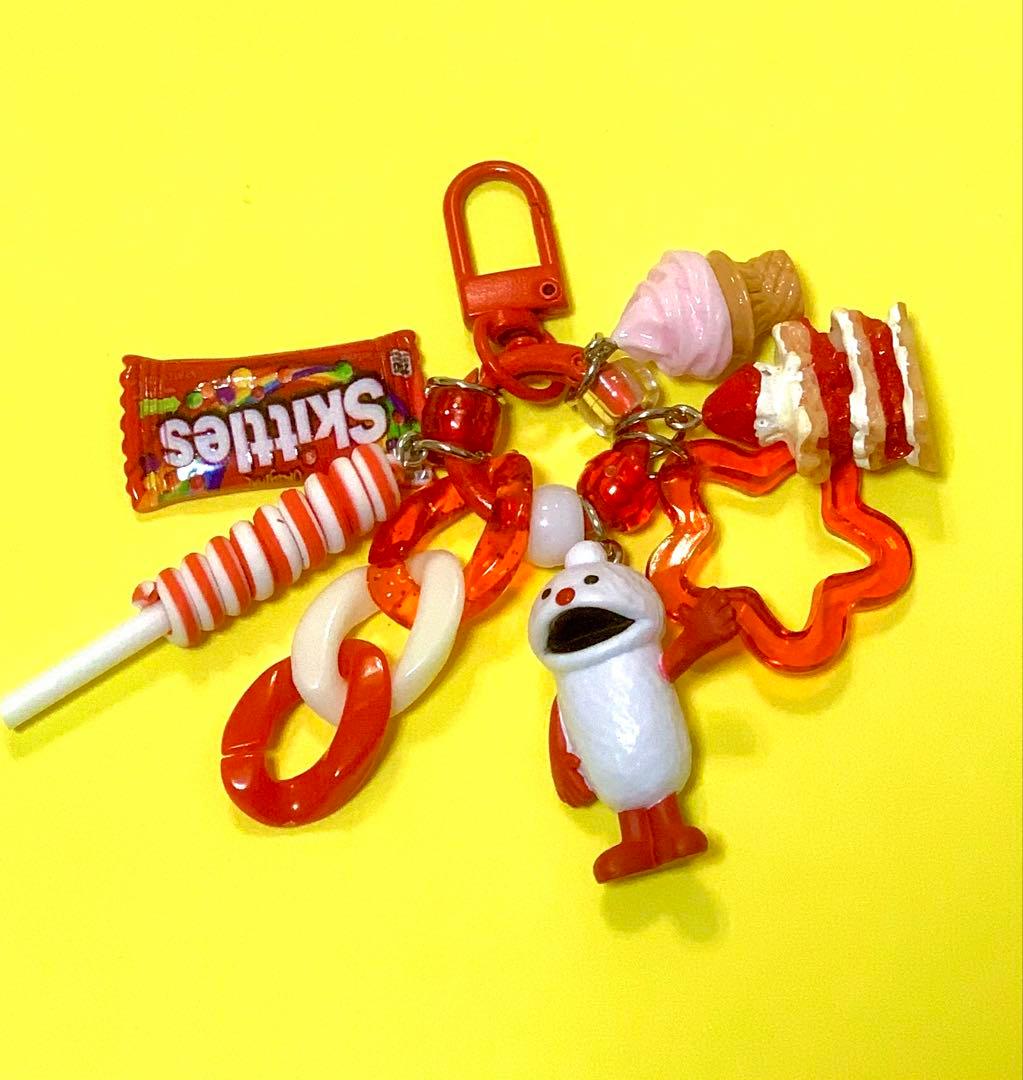 じゃらじゃらキーホルダー☆赤白 - メルカリ