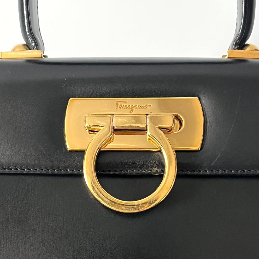 フェラガモ ガンチーニ ミニ台形 ハンドバッグ 黒 ゴールド金具