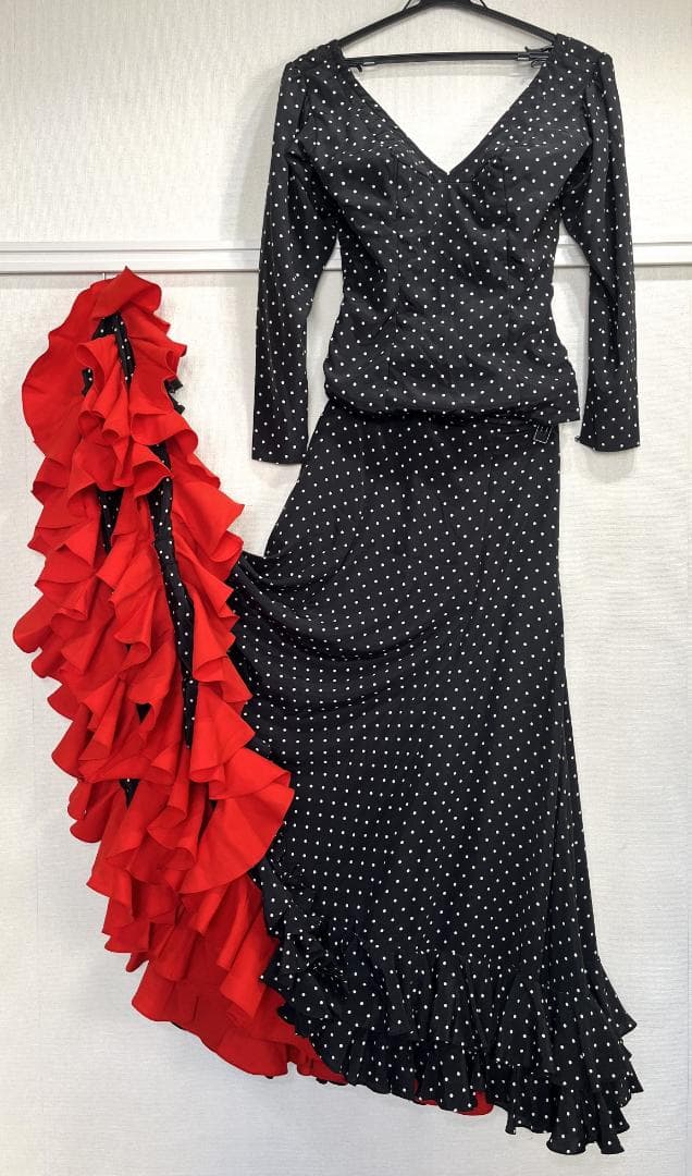 フラメンコ衣装 ツーピース ブラック×ホワイト水玉 レッドフリル