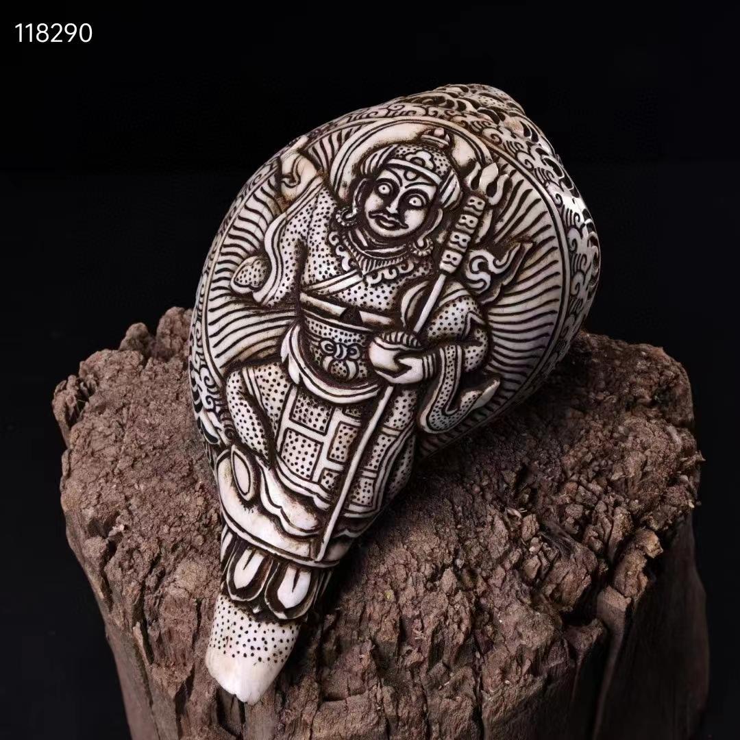 中国古美術・旧蔵蔵伝工芸 ・彫刻「蓮花生師匠」仏像・天然サザエ彫り・右旋法螺法器