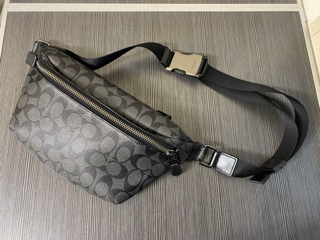 【綺麗】　COACH ブラック ボディバッグ