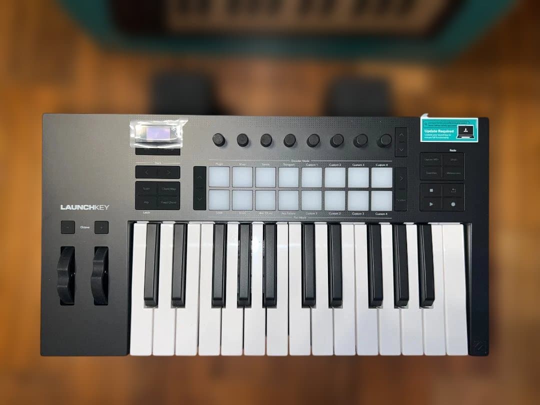 ほぼ美品 Novation/Launchkey 25 Mk4 （フルサイズ） NOVATION ( ノベーション ) Launchkey 25 MK4 USB-MIDIキーボード 送料