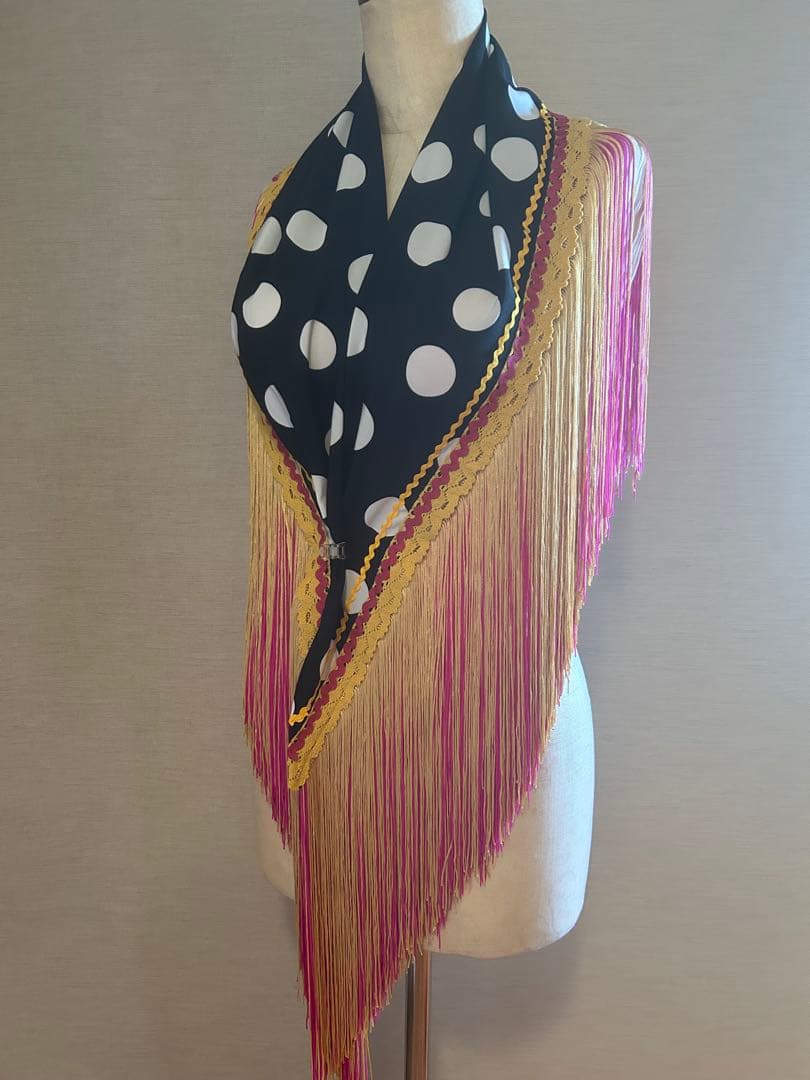 新作：フラメンコシージョ衣装 黒白ドット　ゴールドとピンクのフリンジ 楽天市場】フラメンコ衣装 花柄 刺繍 シージョ 伸縮レース ドロップ