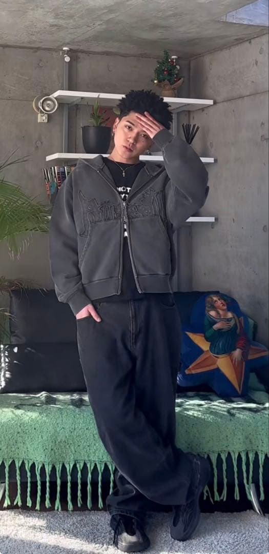 BLESS Ü　BU pigment zip hoodie かつきくん着用