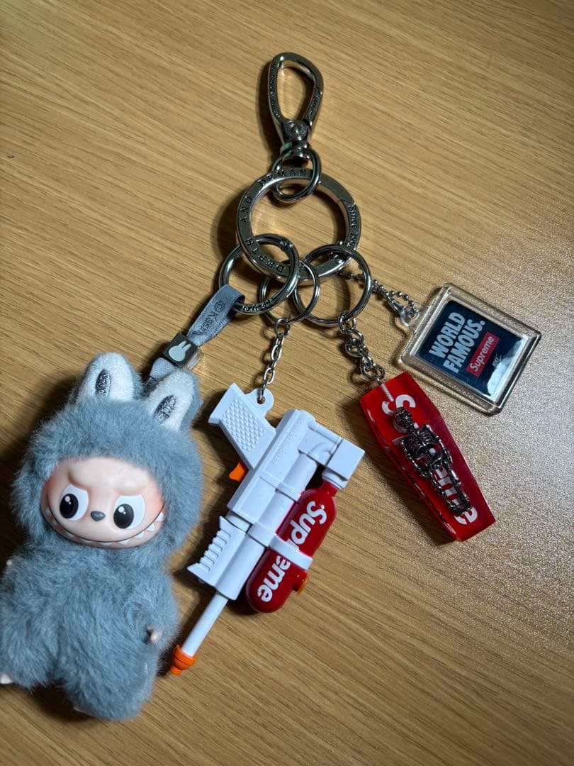 ラブブとシュプリームのカラビナ