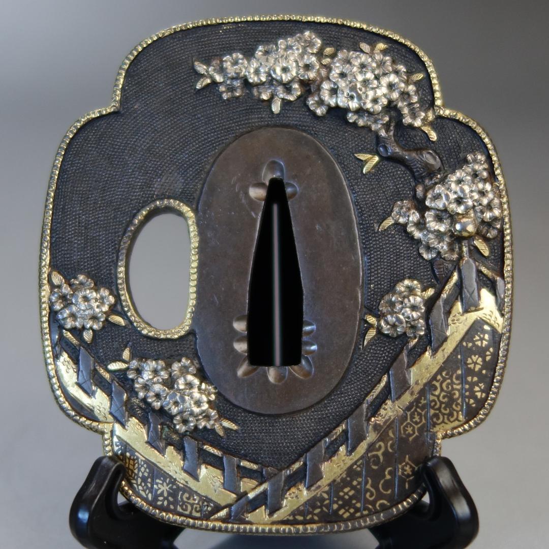 【桜花見図鍔 赤銅魚子地 高肉彫 鍍金銀】(鍔箱付き) 鍔 鐔 刀装具 武具 桜花見図鍔 赤銅魚子地 高肉彫 鍍金銀】(鍔箱付き) 鍔 鐔 刀装具 武具