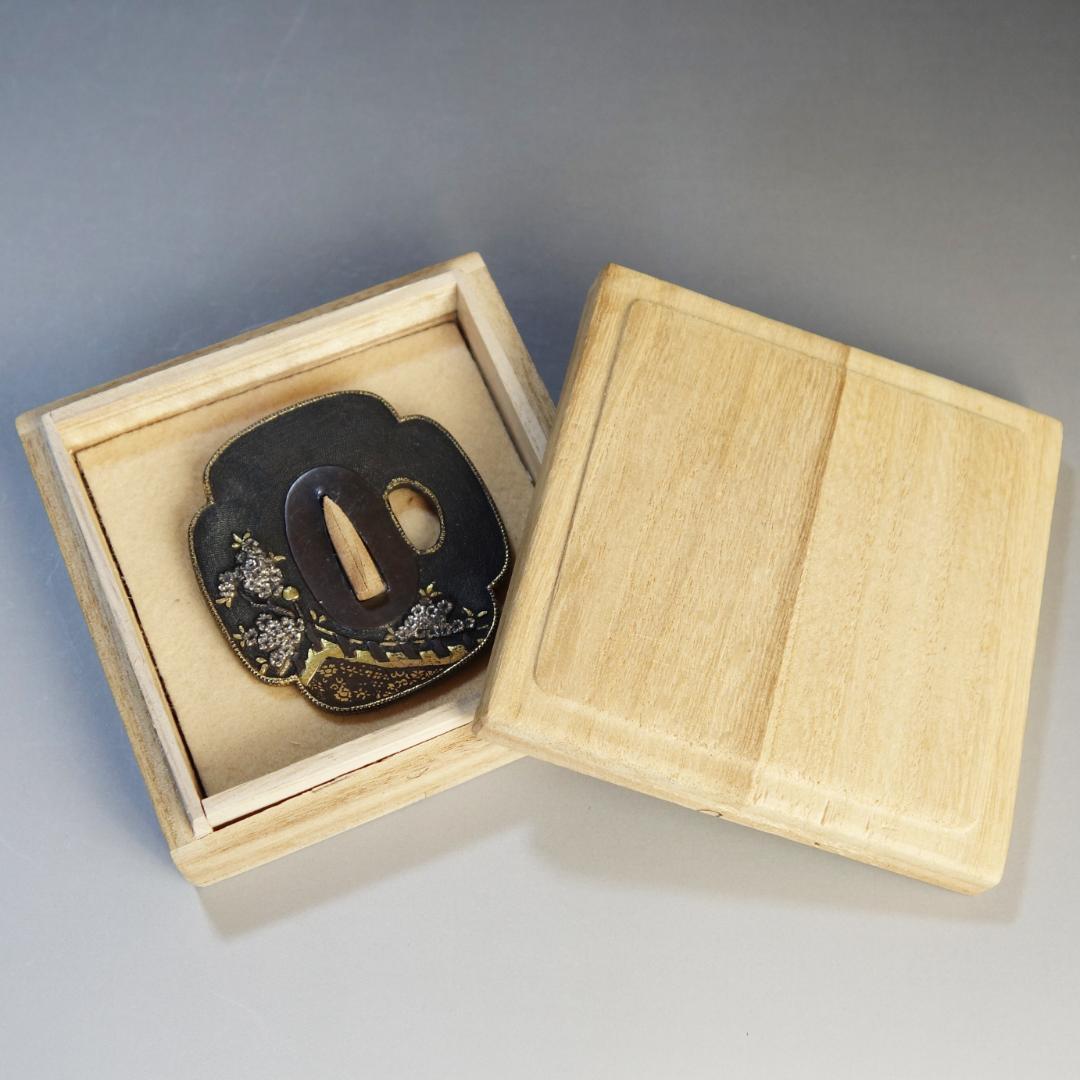 桜花見図鍔 赤銅魚子地 高肉彫 鍍金銀】(鍔箱付き) 鍔 鐔 刀装具 武具