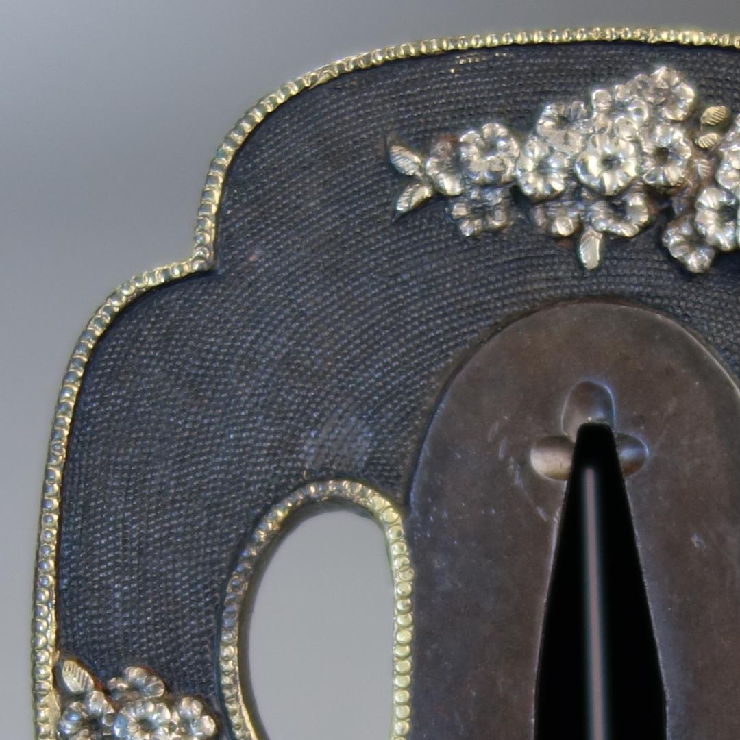 桜花見図鍔 赤銅魚子地 高肉彫 鍍金銀】(鍔箱付き) 鍔 鐔 刀装具 武具