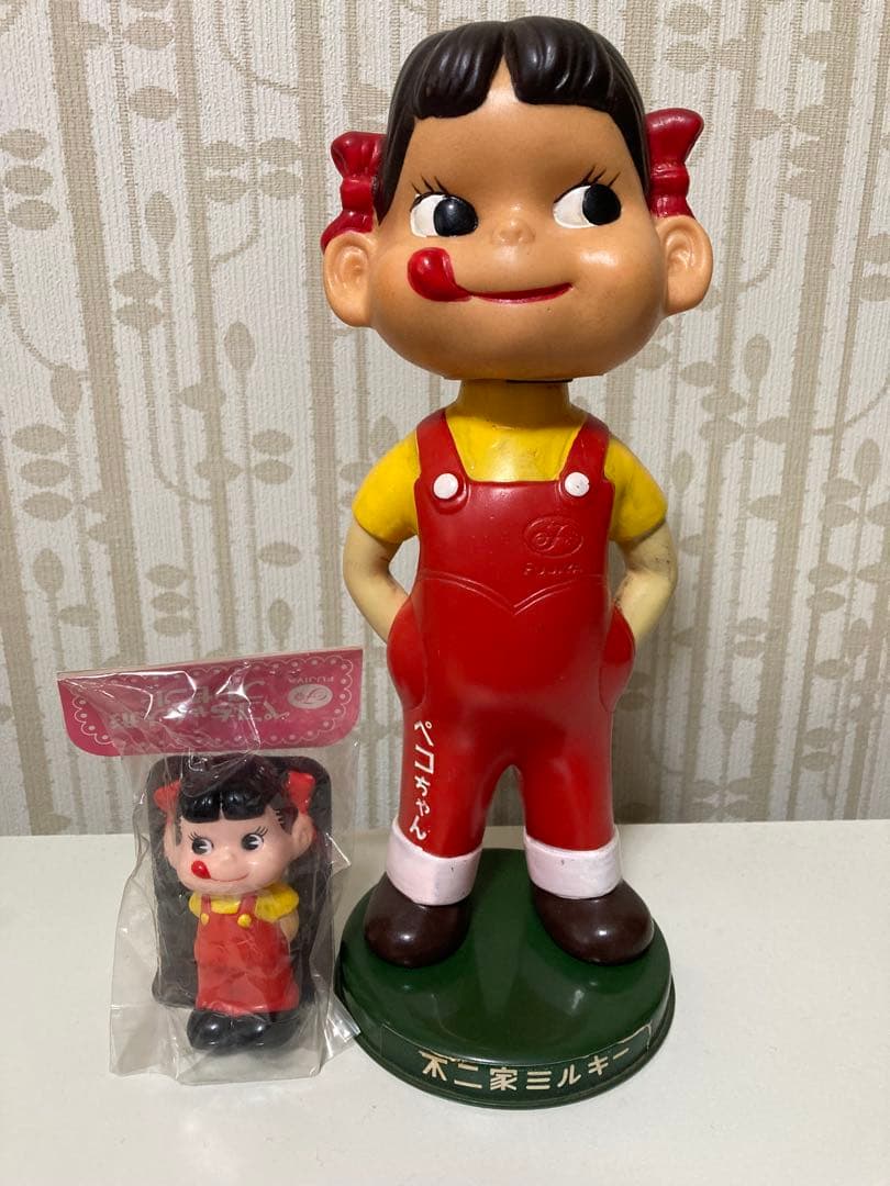 レトロ不二家ペコちゃん首振り人形ブリキ台ミニ鳴きソフビセット カウンター用☆不二家☆ペコちゃん☆首ふり人形 32．0cm ブリキ台