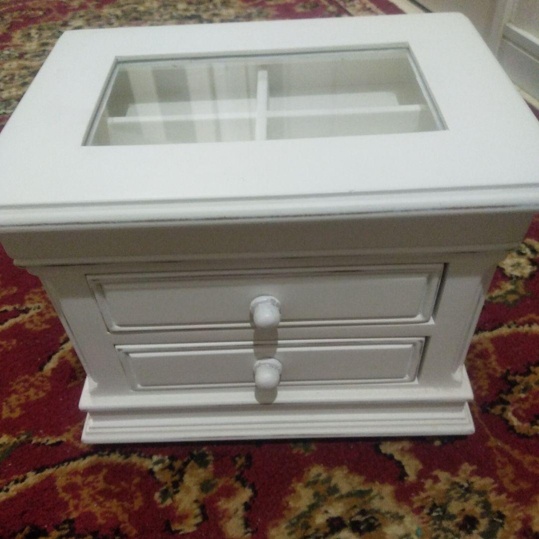 カントリーコーナーの白いアクセサリー入れ