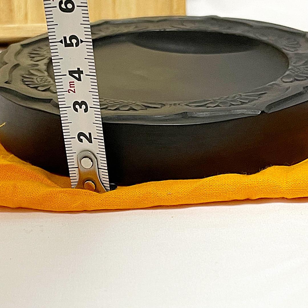 美品 雨端硯 十一世 雨宮静軒 円形花紋彫 玉礎硯 共箱付き - メルカリ