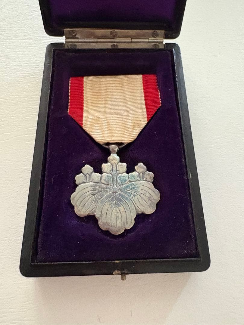 勲八等白色桐葉章 勲章 顕彰 専用ケース付き リボン付き - メルカリ
