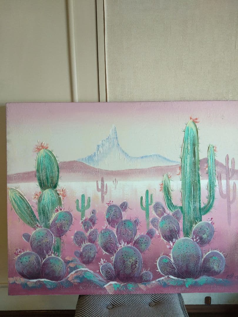 遥かな白銀の山々のふもとのサボテンのある風景