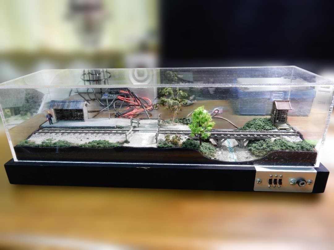 HOe（ナローゲージ）の 鉄道ジオラマ ホーム待合所、橋付き Nゲージ鉄道模型ディスプレイジオラマ 【橋梁ジオラマ】 インテリア