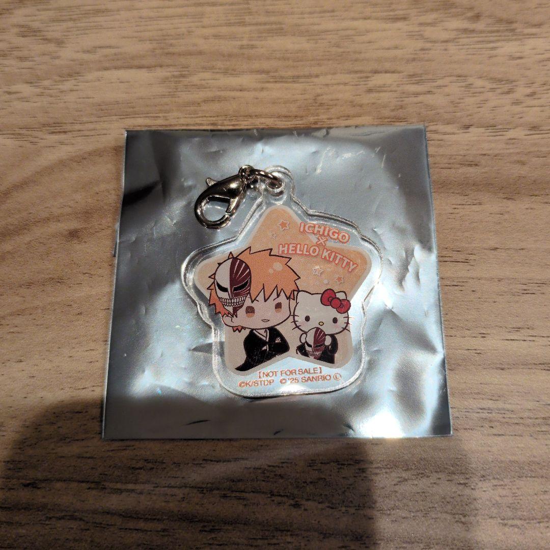 BLEACHサンリオ アクリルチャーム 黒崎一護&ハローキティ - メルカリ
