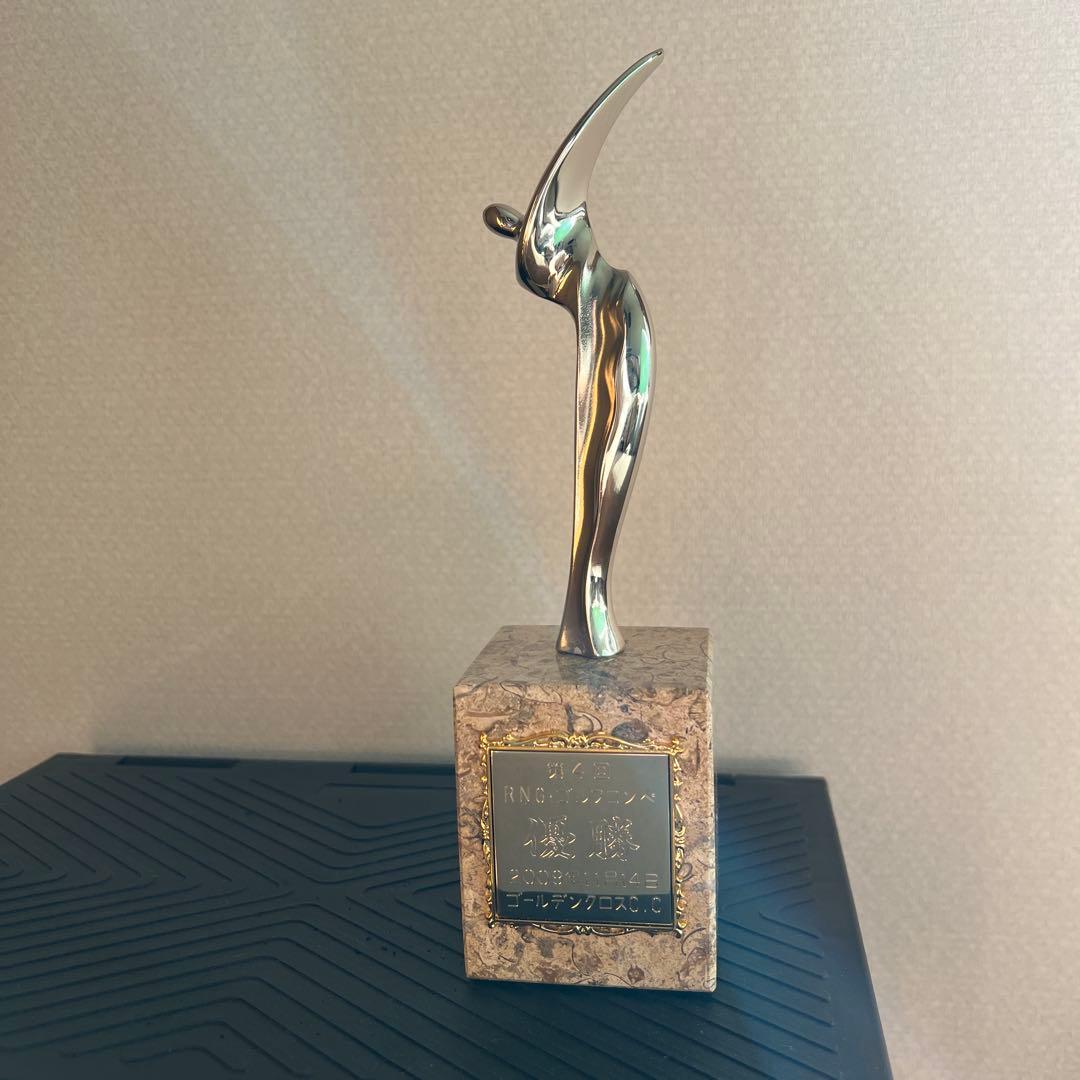 シルバー抽象彫刻 石の基盤付き オブジェ ディスプレイ