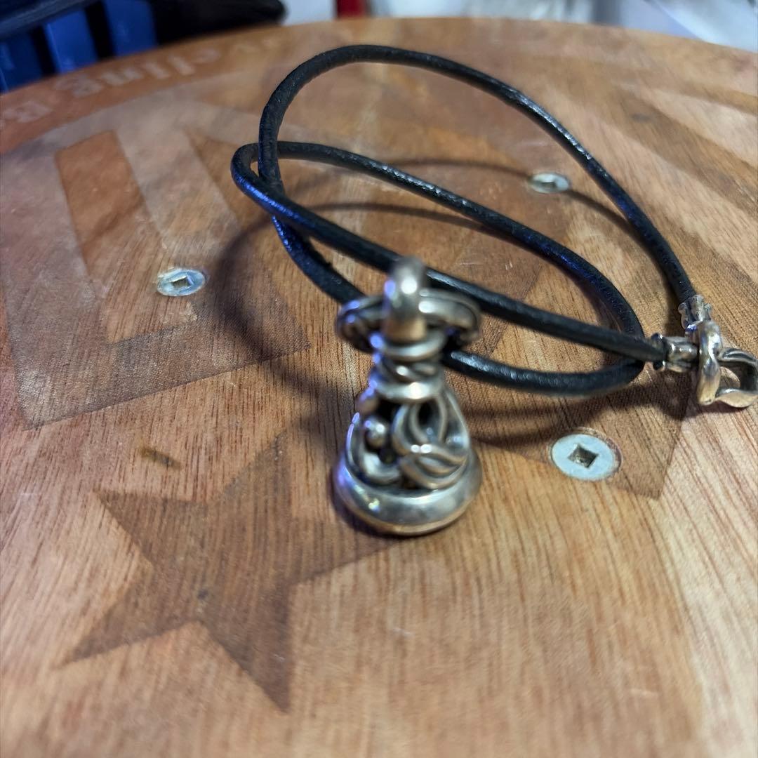 レナードカムホート、ベル型シルバーペンダント、レザーネックレス