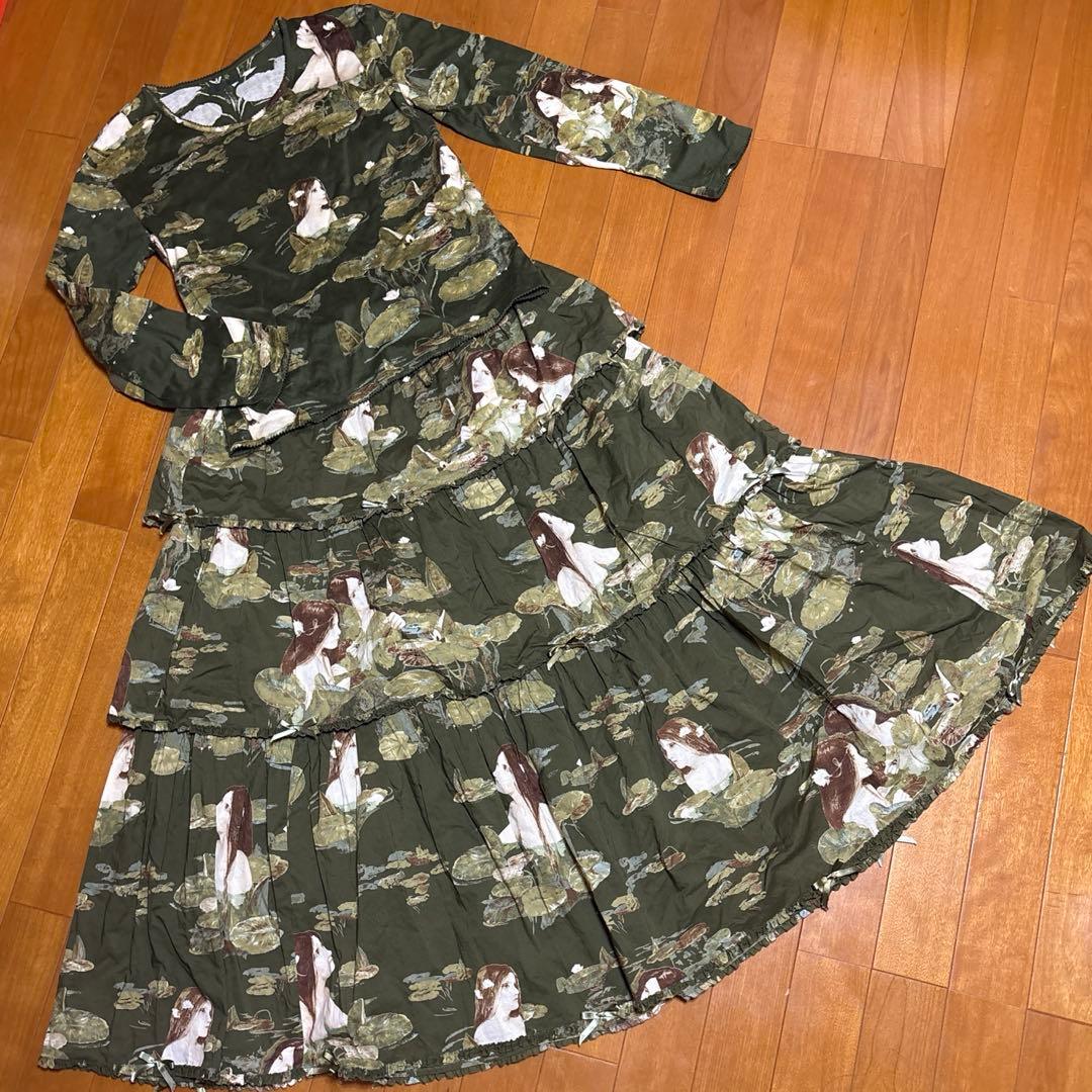 ワンダフルワールド●睡蓮と少女柄のスカートとカットソー