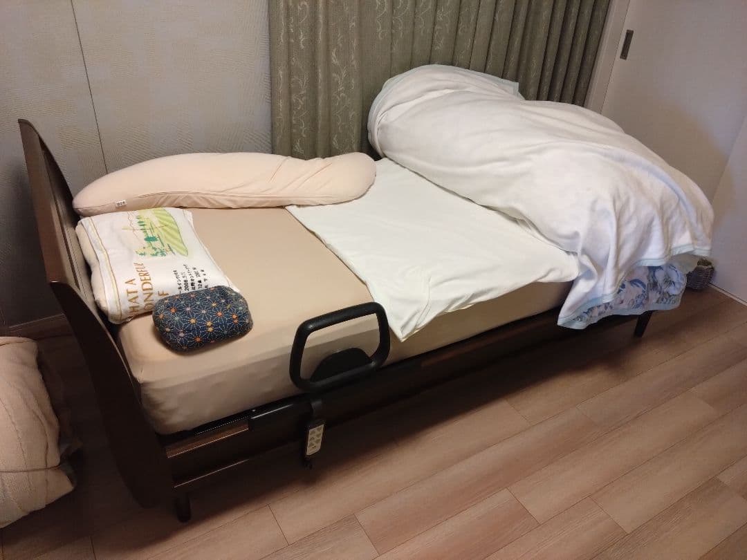 リクライニング機能付き電動介護用ベッド