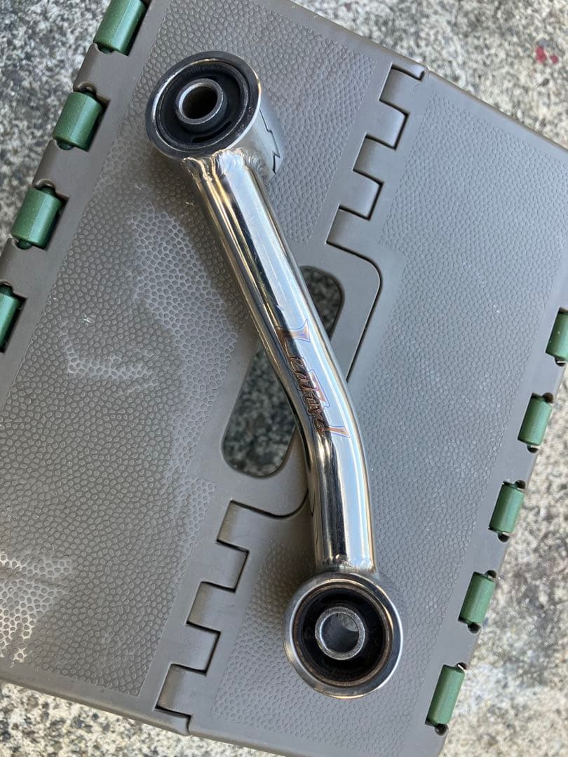 momoシグナスX Leopard 振動軽減チタンエンジンサブハンガー