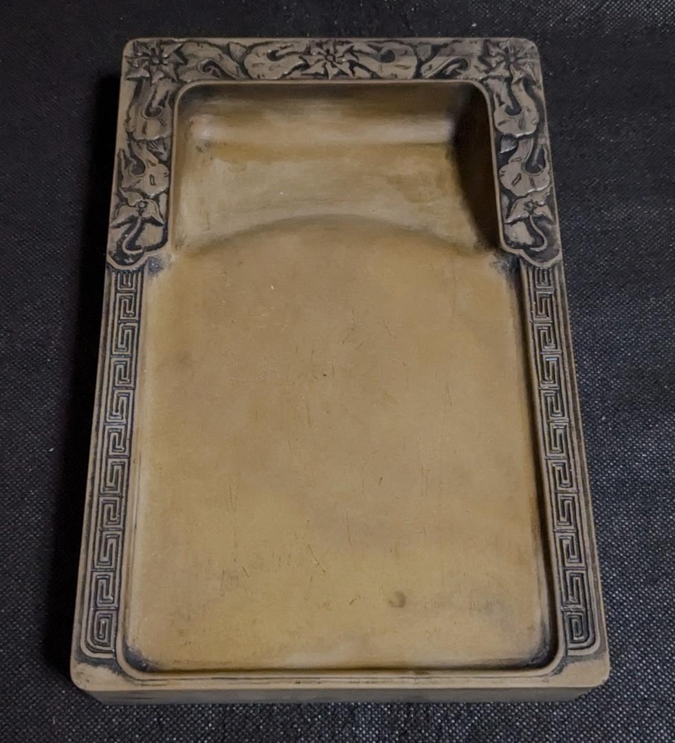 【ゆう】　　◆澄泥・吉祥雷廻文門字硯（鱔魚黄九吋／布化粧箱）