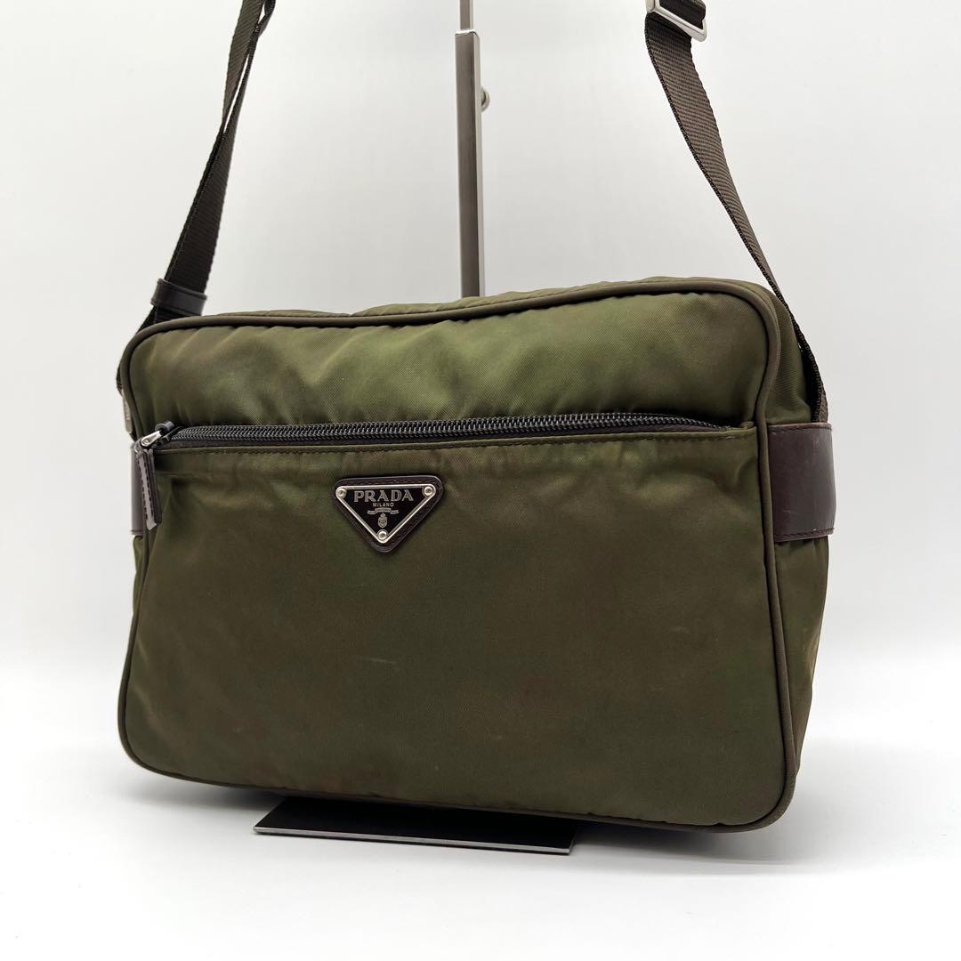 プラダ ショルダーバッグ カメラバック テスートナイロン 三角プレート カーキ