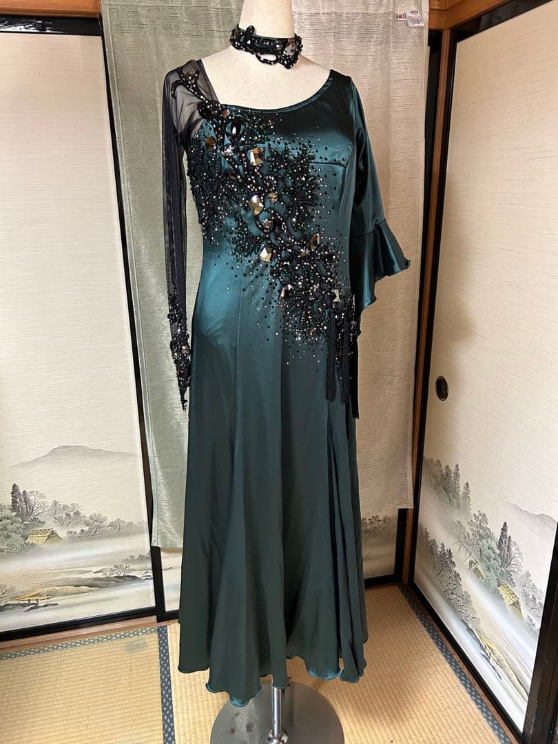 ✨美品✨豪華オーダーメイド ダークグリーン サテン ビーズ装飾付き Mサイズ