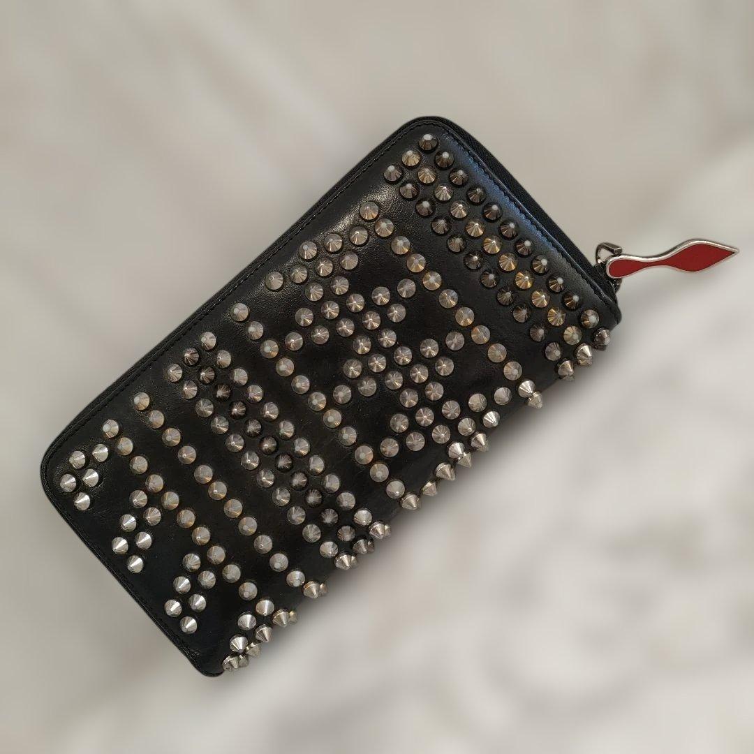 クリスチャンルブタン　スタッズ装飾の黒いレザー長財布