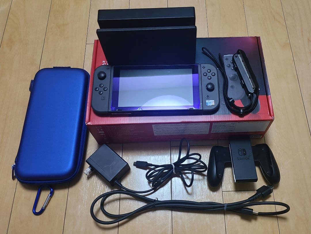 ニンテンドースイッチ本体 ブラック セット(箱、キャリングケース、SDカード付) Nintendo Switch用 大容量キャリングケースと液晶保護フィルム2点