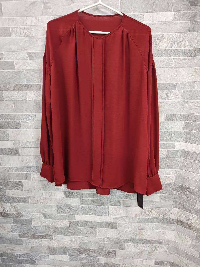 赤い長袖ブラウス バックプリーツデザイン