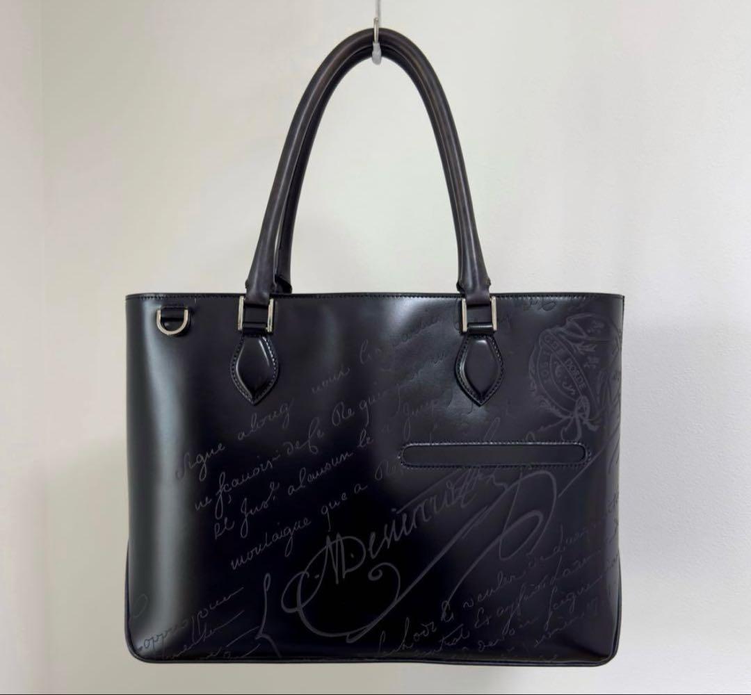 日本限定 ベルルッティ トゥジュール ジャイアントスクリット レザートートバッグ