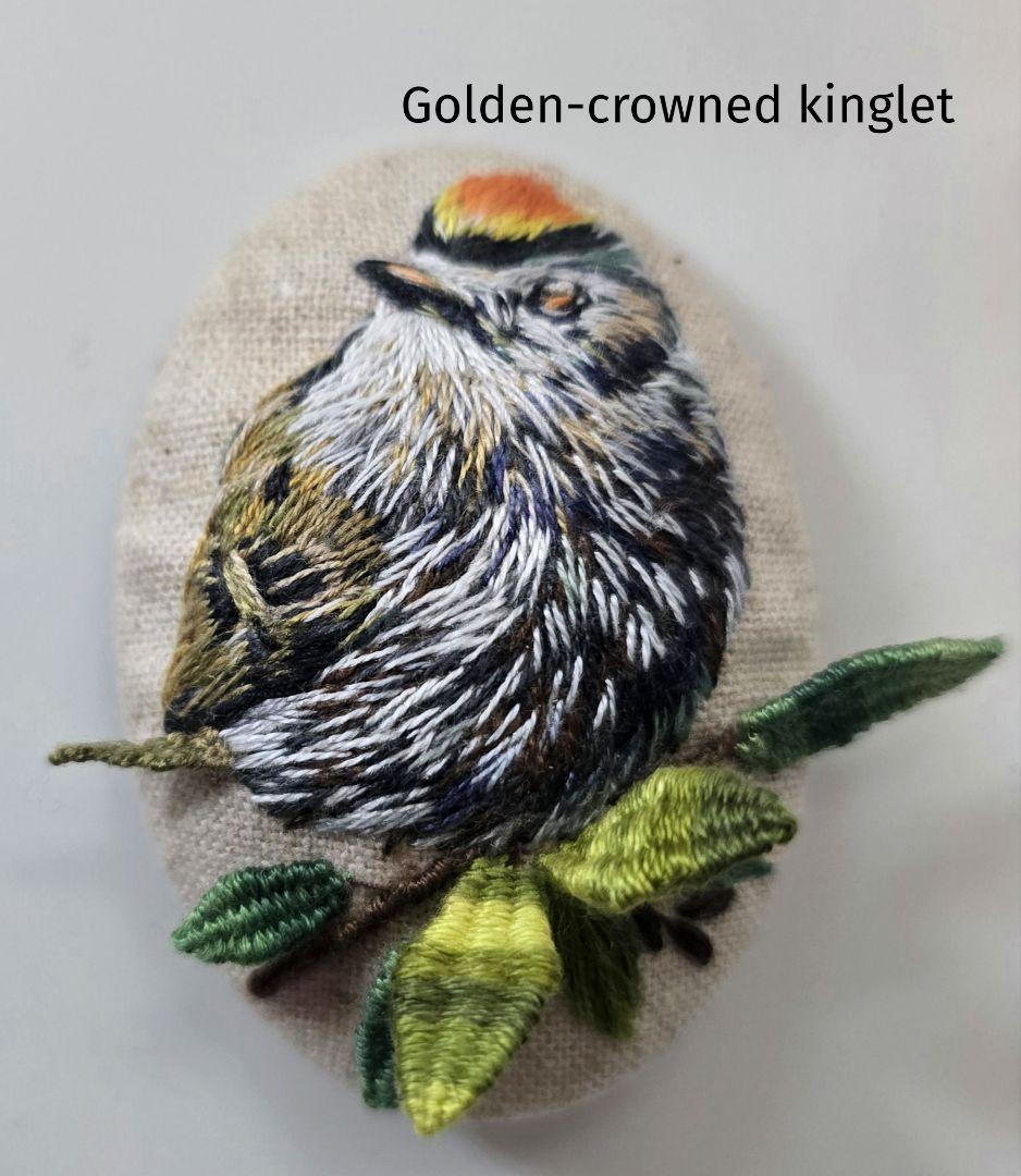 くるみボタン 鳥刺繍 ブローチ or ヘアゴム