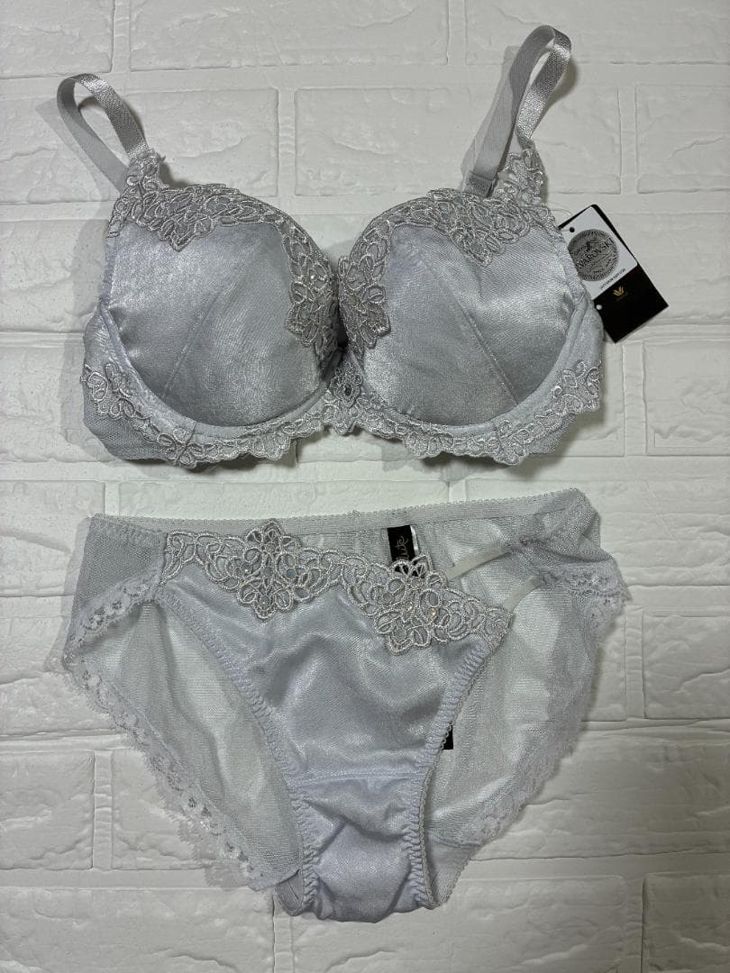 Wacoal サルート E70 ショーツL スワロフスキー - メルカリ