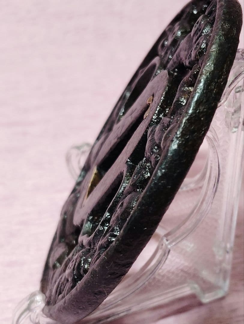 刀装具 鐔 鍔 在銘 友長 鉄地 松 人物図透かし 丸形