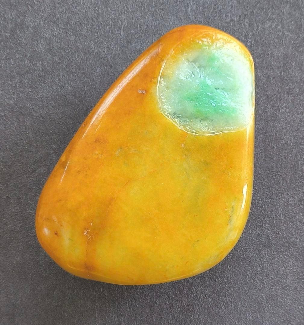 ミャンマー産本翡翠（ジェダイト）の原石（369ｇ）