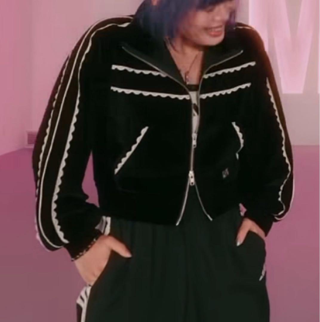 HANA NAOKO着　サイドレースベロアトラックジャケット