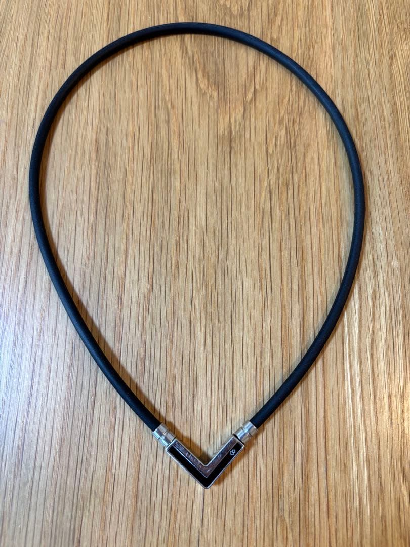 V字型 ブラック ネックレス HUG.U（ハグユー） ネックレス V字 ロゴ モチーフ レディース