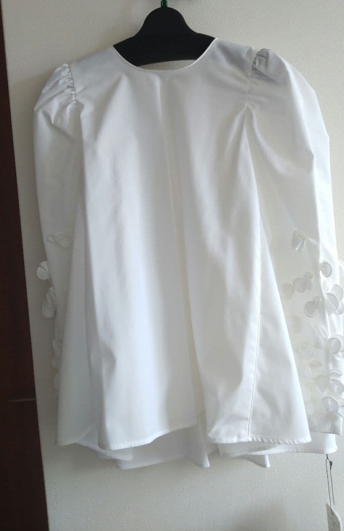 新品タグ付】shiroconパフュームブラウス 38 yori - メルカリ
